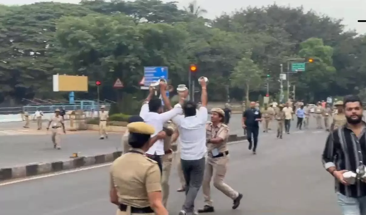 ಬೆಂಗಳೂರು: ಪ್ರಧಾನಿ ಮೋದಿಗೆ ಕಾಂಗ್ರೆಸ್ ಕಾರ್ಯಕರ್ತರಿಂದ ಚೊಂಬು ಪ್ರದರ್ಶನ ಬೆಂಗಳೂರು: ಪ್ರಧಾನಿ ಮೋದಿಗೆ ಕಾಂಗ್ರೆಸ್ ಕಾರ್ಯಕರ್ತರಿಂದ ಚೊಂಬು ಪ್ರದರ್ಶನ
