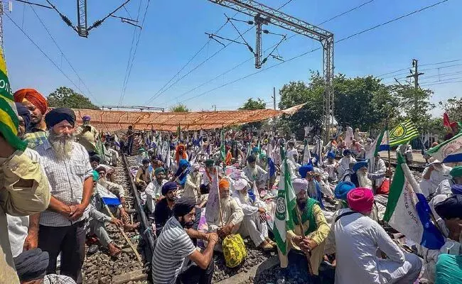 ಪಂಜಾಬ್ : ಶಂಭುವಿನಲ್ಲಿ ನಾಲ್ಕನೇ ದಿನವೂ ಹಳಿಗಳಲ್ಲಿ ಧರಣಿ ಕುಳಿತ ರೈತರ ಧರಣಿ, 54 ರೈಲುಗಳು ರದ್ದು