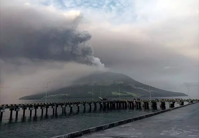 ಇಂಡೋನೇಶ್ಯದಲ್ಲಿ ಜ್ವಾಲಾಮುಖಿ ಸ್ಫೋಟ : 2,100 ಜನರ ಸ್ಥಳಾಂತರ