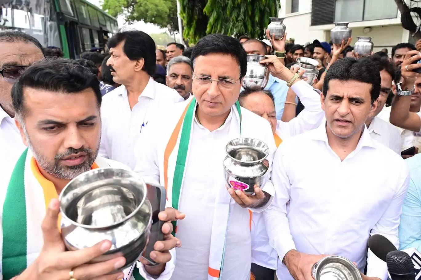 ಕೇಂದ್ರ ಸರಕಾರದ ವಿರುದ್ಧ ‘ಖಾಲಿ ಚೊಂಬು’ ಹಿಡಿದು ಬೀದಿಗಳಿದ ಕಾಂಗ್ರೆಸ್ ಕೇಂದ್ರ ಸರಕಾರದ ವಿರುದ್ಧ ‘ಖಾಲಿ ಚೊಂಬು’ ಹಿಡಿದು ಬೀದಿಗಳಿದ ಕಾಂಗ್ರೆಸ್