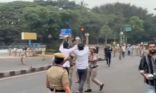 ಬೆಂಗಳೂರು: ಪ್ರಧಾನಿ ಮೋದಿಗೆ ಕಾಂಗ್ರೆಸ್‌ ಕಾರ್ಯಕರ್ತರಿಂದ ಚೊಂಬು ಪ್ರದರ್ಶನ