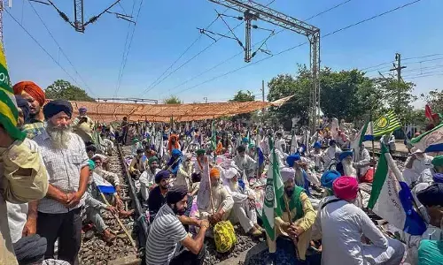ಪಂಜಾಬ್ : ಶಂಭುವಿನಲ್ಲಿ ನಾಲ್ಕನೇ ದಿನವೂ ಹಳಿಗಳಲ್ಲಿ ಧರಣಿ ಕುಳಿತ ರೈತರ ಧರಣಿ, 54 ರೈಲುಗಳು ರದ್ದು