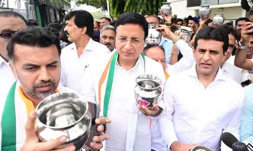 ಕೇಂದ್ರ ಸರಕಾರದ ವಿರುದ್ಧ ‘ಖಾಲಿ ಚೊಂಬು’ ಹಿಡಿದು ಬೀದಿಗಳಿದ ಕಾಂಗ್ರೆಸ್