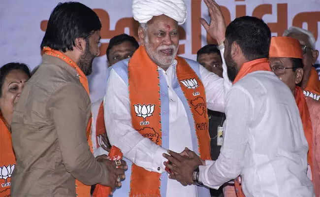 ಗುಜರಾತ್: ಬಿಜೆಪಿ ಅಭ್ಯರ್ಥಿ ಪರಷೋತ್ತಮ ರೂಪಾಲಾ ವಿರುದ್ಧ ತೀವ್ರಗೊಂಡ ಕ್ಷತ್ರಿಯ ಸಮುದಾಯದ ಪ್ರತಿಭಟನೆ ಗುಜರಾತ್: ಬಿಜೆಪಿ ಅಭ್ಯರ್ಥಿ ಪರಷೋತ್ತಮ ರೂಪಾಲಾ ವಿರುದ್ಧ ತೀವ್ರಗೊಂಡ ಕ್ಷತ್ರಿಯ ಸಮುದಾಯದ ಪ್ರತಿಭಟನೆ