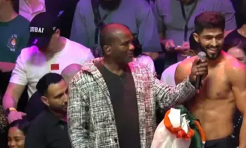 ಪಂದ್ಯ ಗೆದ್ದ ಬಳಿಕ ಭಾರತ ಪಾಕ್ ಧ್ವಜಗಳನ್ನು ಪ್ರದರ್ಶಿಸಿ ಜನಮನ ಗೆದ್ದ ಪಾಕಿಸ್ತಾನದ ಶಹಝೈಬ್