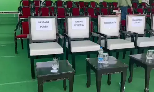 ರಾಂಚಿ: ಕೇಜ್ರಿವಾಲ್, ಹೇಮಂತ್ ಗಾಗಿ ‘ಇಂಡಿಯಾ’ ರ‍್ಯಾಲಿಯ ವೇದಿಕೆಯಲ್ಲಿ ಖಾಲಿ ಆಸನಗಳು