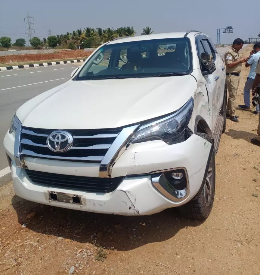 ಕಡೂರು: ಮಾಜಿ ಸಚಿವ ಮಾಧುಸ್ವಾಮಿಯ ಕಾರು ಅಪಘಾತ ಕಡೂರು: ಮಾಜಿ ಸಚಿವ ಮಾಧುಸ್ವಾಮಿಯ ಕಾರು ಅಪಘಾತ