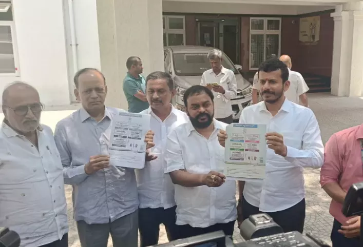 ಕಾಂಗ್ರೆಸ್ ಗ್ಯಾರಂಟಿ ಕಾರ್ಡ್ ವಿರುದ್ದ ಚುನಾವಣಾ ಆಯೋಗಕ್ಕೆ ಜೆಡಿಎಸ್ನಿಂದ ದೂರು ಕಾಂಗ್ರೆಸ್ ಗ್ಯಾರಂಟಿ ಕಾರ್ಡ್ ವಿರುದ್ದ ಚುನಾವಣಾ ಆಯೋಗಕ್ಕೆ ಜೆಡಿಎಸ್ನಿಂದ ದೂರು