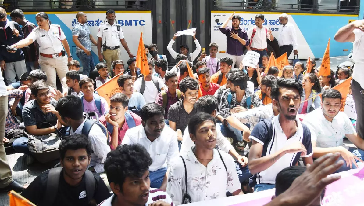 ಸಿಇಟಿ ಪರೀಕ್ಷೆ ವಿವಾದ : ಕೆಇಎ ವಿರುದ್ಧ ಎಬಿವಿಪಿ ಪ್ರತಿಭಟನೆ