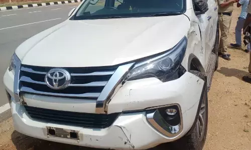 ಕಡೂರು: ಮಾಜಿ ಸಚಿವ ಮಾಧುಸ್ವಾಮಿಯ ಕಾರು ಅಪಘಾತ