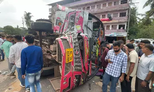 ಕಾಸರಗೋಡು | ರಸ್ತೆಯಲ್ಲೇ ಉರುಳಿಬಿದ್ದ ಖಾಸಗಿ ಬಸ್: ಎಂಟು ಪ್ರಯಾಣಿಕರಿಗೆ ಗಾಯ