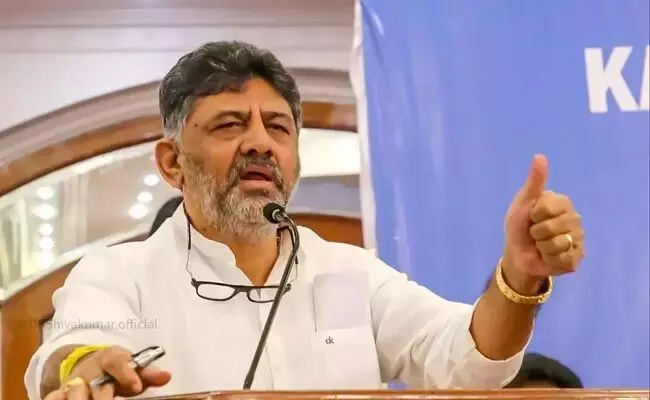 ಮತದಾರರಿಗೆ ಆಮಿಷ ಆರೋಪ | ಎಫ್ಐಆರ್ ರದ್ದು ಕೋರಿ ಹೈಕೋರ್ಟ್ ಮೊರೆ ಹೋದ ಡಿಕೆಶಿ ಮತದಾರರಿಗೆ ಆಮಿಷ ಆರೋಪ | ಎಫ್ಐಆರ್ ರದ್ದು ಕೋರಿ ಹೈಕೋರ್ಟ್ ಮೊರೆ ಹೋದ ಡಿಕೆಶಿ