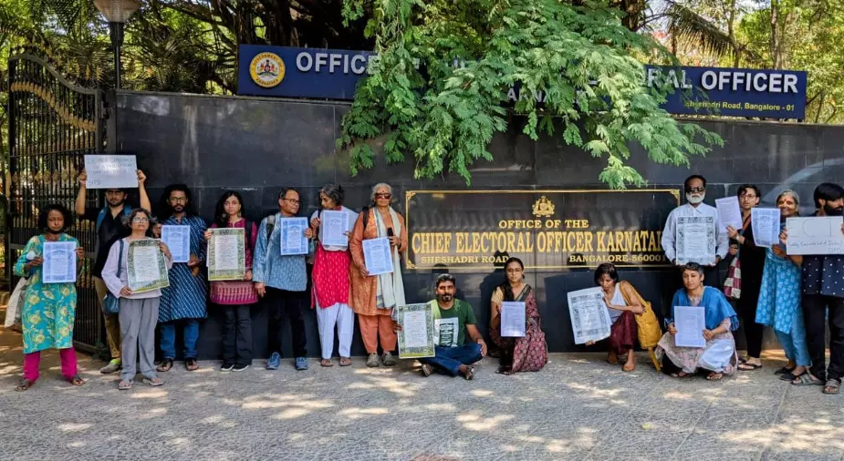 ಪ್ರಧಾನಿ ವಿರುದ್ಧ ಕ್ರಮ ಕೈಗೊಳ್ಳುವಂತೆ ನಾಗರಿಕ ಸಂಸ್ಥೆಗಳು, ಕಾಳಜಿಯುಳ್ಳ ನಾಗರಿಕರಿಂದ ಚುನಾವಣಾ ಆಯೋಗಕ್ಕೆ ದೂರು ಪ್ರಧಾನಿ ವಿರುದ್ಧ ಕ್ರಮ ಕೈಗೊಳ್ಳುವಂತೆ ನಾಗರಿಕ ಸಂಸ್ಥೆಗಳು, ಕಾಳಜಿಯುಳ್ಳ ನಾಗರಿಕರಿಂದ ಚುನಾವಣಾ ಆಯೋಗಕ್ಕೆ ದೂರು