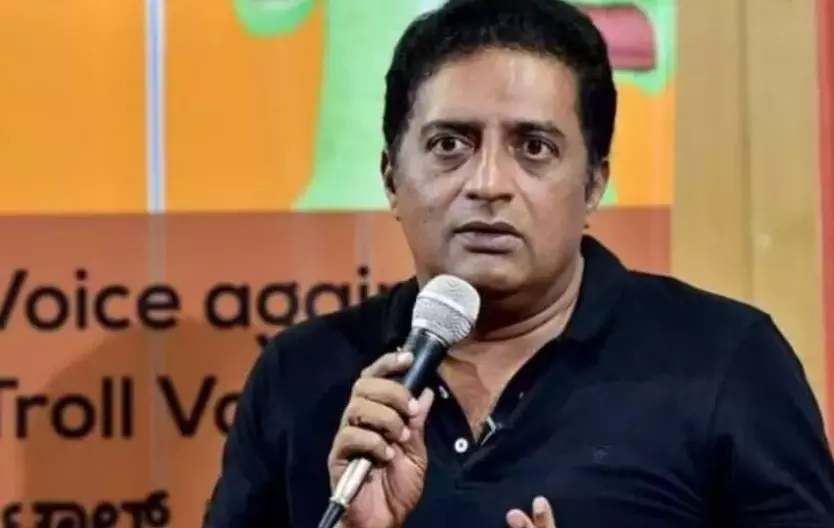 ರಾಜಕೀಯ ಪಕ್ಷಗಳು ಸಂವಿಧಾನದ ಆಶಯವನ್ನು ದುರ್ಬಲಗೊಳಿಸಿವೆ : ನಟ ಪ್ರಕಾಶ್ ರಾಜ್