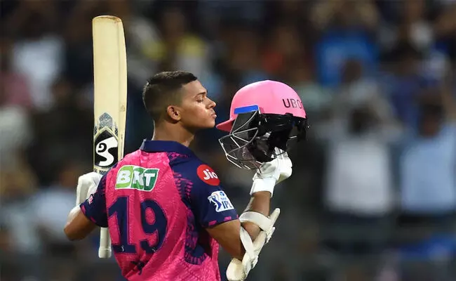 ಪ್ರಸಕ್ತ ಐಪಿಎಲ್ನಲ್ಲಿ ಶತಕ ಗಳಿಸಿದ 7ನೇ ಬ್ಯಾಟರ್ ಯಶಸ್ವಿ ಜೈಸ್ವಾಲ್ ಪ್ರಸಕ್ತ ಐಪಿಎಲ್ನಲ್ಲಿ ಶತಕ ಗಳಿಸಿದ 7ನೇ ಬ್ಯಾಟರ್ ಯಶಸ್ವಿ ಜೈಸ್ವಾಲ್