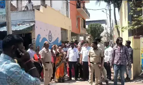 ಡಿ.ಕೆ.ಸುರೇಶ್ ಆಪ್ತರ ಮನೆ ಮೇಲೆ ಐಟಿ ದಾಳಿ : ಕಾಂಗ್ರೆಸ್ ಕಾರ್ಯಕರ್ತರಿಂದ ಪ್ರತಿಭಟನೆ