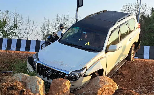 ಚಾಮರಾಜನಗರ: ಕಾರು ಅಪಘಾತ; ಅಪಾಯದಿಂದ ಪಾರಾದ ಕೊಳ್ಳೇಗಾಲ ಶಾಸಕ