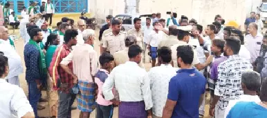 ಚಾಮರಾಜನಗರ | ರೈತ ಮುಖಂಡರ ಮೇಲೆ ಬಿಜೆಪಿ ಕಾರ್ಯಕರ್ತರಿಂದ ಹಲ್ಲೆ : ಆರೋಪ ಚಾಮರಾಜನಗರ | ರೈತ ಮುಖಂಡರ ಮೇಲೆ ಬಿಜೆಪಿ ಕಾರ್ಯಕರ್ತರಿಂದ ಹಲ್ಲೆ : ಆರೋಪ