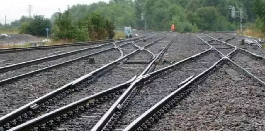 ಬೆಂಗಳೂರು | ರೈಲಿಗೆ ಸಿಲುಕಿ ಆಂಧ್ರ ಪ್ರದೇಶ ಮೂಲದ ಮೂವರು ಮೃತ್ಯು ಬೆಂಗಳೂರು | ರೈಲಿಗೆ ಸಿಲುಕಿ ಆಂಧ್ರ ಪ್ರದೇಶ ಮೂಲದ ಮೂವರು ಮೃತ್ಯು