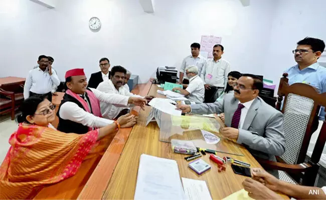 ಅಖಿಲೇಶ್ ಯಾದವ್ ನಾಮಪತ್ರ ಸಲ್ಲಿಕೆ ಅಖಿಲೇಶ್ ಯಾದವ್ ನಾಮಪತ್ರ ಸಲ್ಲಿಕೆ