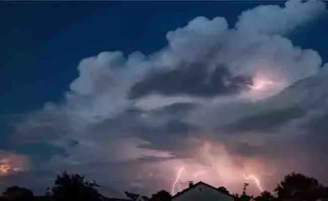 ಚೀನಾದಲ್ಲಿ ದಾಖಲೆಯ ಮಳೆ | ಜಿಯಾಂಗ್ವನ್ ನಿವಾಸಿಗಳ ಸ್ಥಳಾಂತರ ಚೀನಾದಲ್ಲಿ ದಾಖಲೆಯ ಮಳೆ | ಜಿಯಾಂಗ್ವನ್ ನಿವಾಸಿಗಳ ಸ್ಥಳಾಂತರ