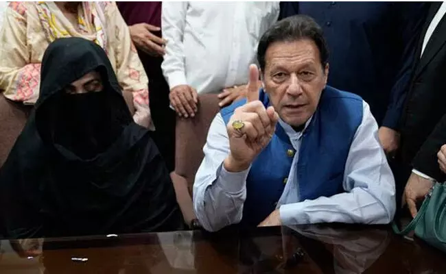 ಇಮ್ರಾನ್ ಪತ್ನಿಯ ಆಹಾರದಲ್ಲಿ ಟಾಯ್ಲೆಟ್ ಕ್ಲೀನರ್ ಮಿಶ್ರಣ: ಆರೋಪ