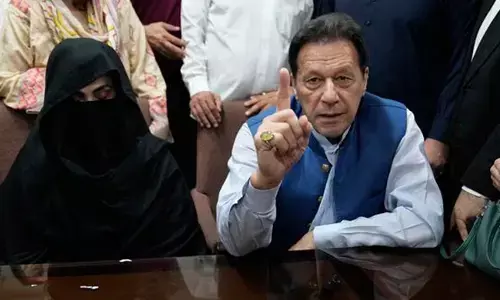 ಇಮ್ರಾನ್ ಪತ್ನಿಯ ಆಹಾರದಲ್ಲಿ ಟಾಯ್ಲೆಟ್ ಕ್ಲೀನರ್ ಮಿಶ್ರಣ: ಆರೋಪ