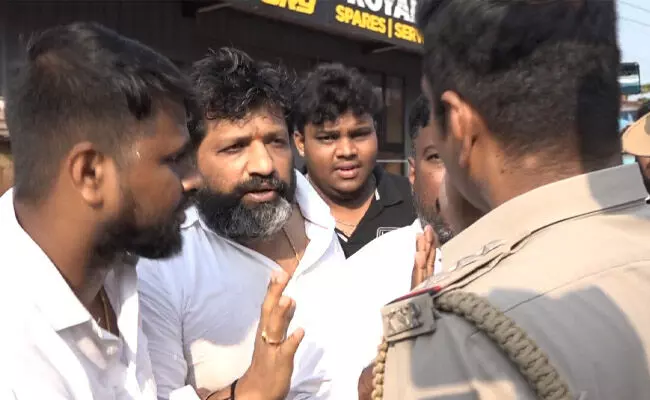 ಮಂಗಳೂರು: ಮತಗಟ್ಟೆಯಲ್ಲಿ ಬಿಜೆಪಿ ಕಾರ್ಯಕರ್ತರ ಗೂಂಡಾಗಿರಿ; ಪೊಲೀಸ್ ಇನ್ಸ್ ಪೆಕ್ಟರ್, ಮಾಧ್ಯಮದ ಜೊತೆ ಅನುಚಿತ ವರ್ತನೆ