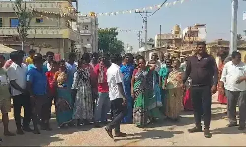 ಎಂಎಸ್ಐಎಲ್ ಬಾರ್ ಮುಚ್ಚಲು ಆಗ್ರಹ: ಕೋಲಾರ ಬೆಗ್ಲಿ ಬೆಣಜೇನಹಳ್ಳಿಯಲ್ಲಿ ಗ್ರಾಮಸ್ಥರಿಂದ ಮತದಾನ ಬಹಿಷ್ಕಾರ