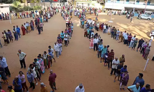 ಬಿಸಿಲಿನ ತಾಪಮಾನ ಏರಿಕೆಯ ನಡುವೆಯೂ ಮತ ಚಲಾಯಿಸಿದ ಮತದಾರರು