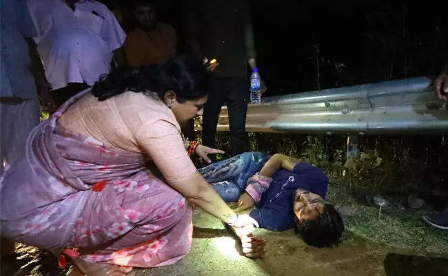 ಕಾರವಾರ: ಅಪಘಾತದಲ್ಲಿ  ಗಾಯಗೊಂಡ  ಬೈಕ್ ಸವಾರನನ್ನು ಉಪಚರಿಸಿದ  ಕಾಂಗ್ರೆಸ್ ಅಭ್ಯರ್ಥಿ ಡಾ.ಅಂಜಲಿ