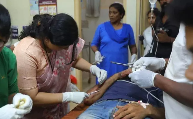 ಕಾರವಾರ: ಅಪಘಾತದಲ್ಲಿ  ಗಾಯಗೊಂಡ  ಬೈಕ್ ಸವಾರನನ್ನು ಉಪಚರಿಸಿದ  ಕಾಂಗ್ರೆಸ್ ಅಭ್ಯರ್ಥಿ ಡಾ.ಅಂಜಲಿ