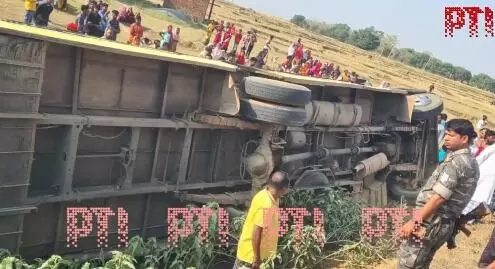 ಶಾಲಾ ಬಸ್ ಅಪಘಾತ: 15 ಮಕ್ಕಳಿಗೆ ಗಾಯ