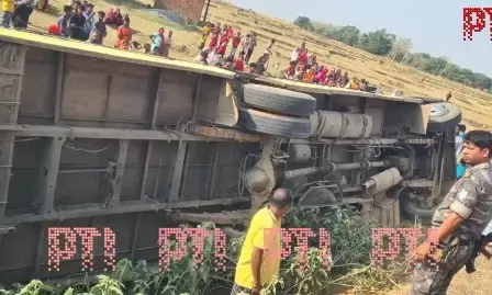 ಶಾಲಾ ಬಸ್ ಅಪಘಾತ: 15 ಮಕ್ಕಳಿಗೆ ಗಾಯ