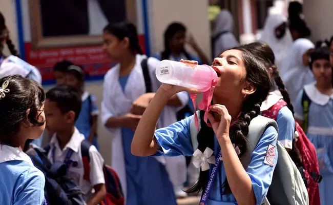 ಬಾಂಗ್ಲಾದಲ್ಲಿ ಉಷ್ಣಮಾರುತ ಉಲ್ಬಣದ ನಡುವೆಯೂ ಶಾಲಾ ಕಾಲೇಜುಗಳು ಪುನಾರಂಭ ಬಾಂಗ್ಲಾದಲ್ಲಿ ಉಷ್ಣಮಾರುತ ಉಲ್ಬಣದ ನಡುವೆಯೂ ಶಾಲಾ ಕಾಲೇಜುಗಳು ಪುನಾರಂಭ