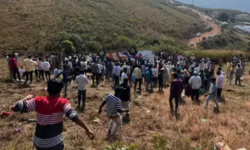 ಬಾಬಾ ಬುಡನ್‍ಗಿರಿ ಪ್ರವಾಸಕ್ಕೆ ಬಂದಿದ್ದ ಬಸ್ ಪಲ್ಟಿ | ಒಂದೇ ಕುಟುಂಬದ 30ಕ್ಕೂ ಹೆಚ್ಚು ಮಂದಿಗೆ ಗಾಯ : ಓರ್ವ  ಮೃತ್ಯು