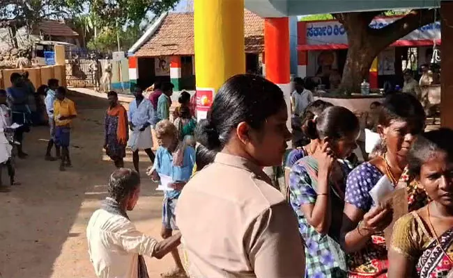 ಚಾಮರಾಜನಗರ: ಇಂಡಿಗನತ್ತ ಗ್ರಾಮದಲ್ಲಿ ಬಿರುಸಿನ ಮತದಾನ