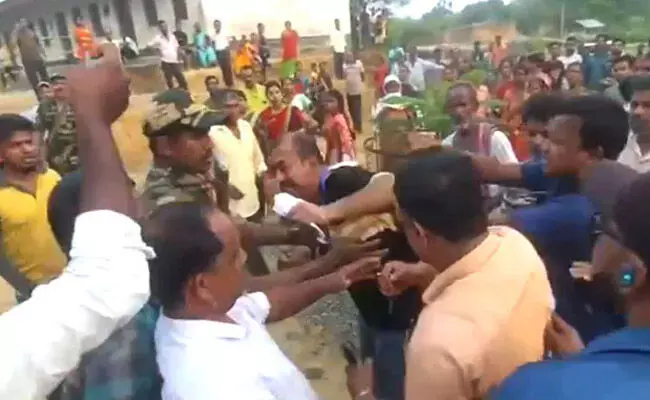 ಚುನಾವಣಾ ಅಧಿಕಾರಿಗೆ ಕಪಾಳಮೋಕ್ಷ ಮಾಡಿದ ಬಿಜೆಪಿ ಮುಖಂಡನ ಬಂಧನ ಚುನಾವಣಾ ಅಧಿಕಾರಿಗೆ ಕಪಾಳಮೋಕ್ಷ ಮಾಡಿದ ಬಿಜೆಪಿ ಮುಖಂಡನ ಬಂಧನ