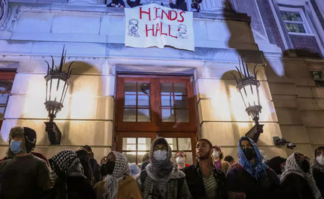 ಕೊಲಂಬಿಯಾ ವಿವಿ ಹಾಲ್ಗೆ ಪ್ರತಿಭಟನಾಕಾರರಿಂದ ಮರುನಾಮಕರಣ ಕೊಲಂಬಿಯಾ ವಿವಿ ಹಾಲ್ಗೆ ಪ್ರತಿಭಟನಾಕಾರರಿಂದ ಮರುನಾಮಕರಣ