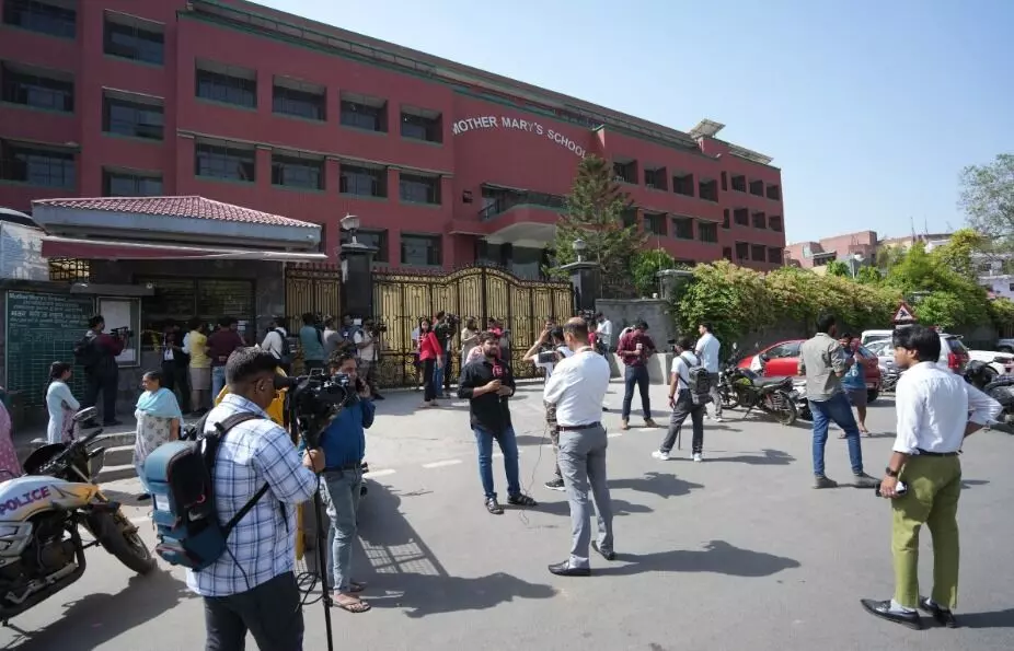 ದಿಲ್ಲಿ, ನೊಯ್ಡಾದ ಎಂಟು ಶಾಲೆಗಳಿಗೆ ಬಾಂಬ್‌ ಬೆದರಿಕೆ; ಮಕ್ಕಳನ್ನು ತಕ್ಷಣ ಮನೆಗೆ ಕಳುಹಿಸಿದ ಶಾಲಾಡಳಿತಗಳು