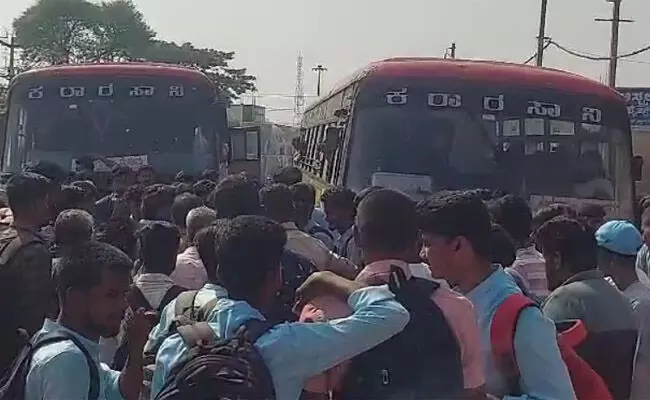 ಚಾಮರಾಜನಗರ: ಶಾಲಾ ಕಾಲೇಜುಗಳಿಗೆ ತೆರಳಲು ಅಸಮರ್ಪಕ ಬಸ್ ಸೌಕರ್ಯ; ವಿದ್ಯಾರ್ಥಿಗಳಿಂದ ಪ್ರತಿಭಟನೆ ಚಾಮರಾಜನಗರ: ಶಾಲಾ ಕಾಲೇಜುಗಳಿಗೆ ತೆರಳಲು ಅಸಮರ್ಪಕ ಬಸ್ ಸೌಕರ್ಯ; ವಿದ್ಯಾರ್ಥಿಗಳಿಂದ ಪ್ರತಿಭಟನೆ