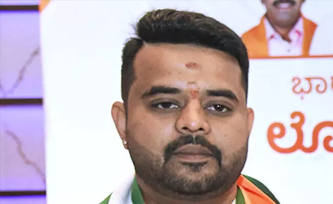 ಪ್ರಜ್ವಲ್ ರೇವಣ್ಣ ವಿದೇಶಕ್ಕೆ ತೆರಳಲು ಅನುಮತಿ ಕೇಳಿಲ್ಲ : ವಿದೇಶಾಂಗ ಸಚಿವಾಲಯ ಸ್ಪಷ್ಟನೆ ಪ್ರಜ್ವಲ್ ರೇವಣ್ಣ ವಿದೇಶಕ್ಕೆ ತೆರಳಲು ಅನುಮತಿ ಕೇಳಿಲ್ಲ : ವಿದೇಶಾಂಗ ಸಚಿವಾಲಯ ಸ್ಪಷ್ಟನೆ