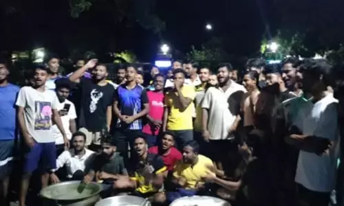 ಮಂಗಳೂರು ವಿವಿ ಹಾಸ್ಟೆಲ್ ನಲ್ಲಿ ಕಳಪೆ ಆಹಾರ: ವಿದ್ಯಾರ್ಥಿಗಳಿಂದ ಪ್ರತಿಭಟನೆ