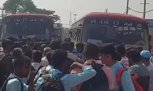 ಚಾಮರಾಜನಗರ: ಶಾಲಾ ಕಾಲೇಜುಗಳಿಗೆ ತೆರಳಲು ಅಸಮರ್ಪಕ ಬಸ್ ಸೌಕರ್ಯ; ವಿದ್ಯಾರ್ಥಿಗಳಿಂದ ಪ್ರತಿಭಟನೆ