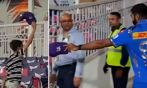 ನೇರಳೆ ಟೋಪಿಯನ್ನು ಕಿರಿಯ ಅಭಿಮಾನಿಗೆ ಉಡುಗೊರೆಯಾಗಿ ನೀಡಿದ ಬುಮ್ರಾ