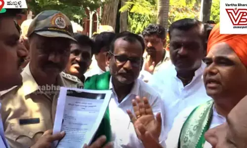 ಹುಬ್ಬಳ್ಳಿ | ಸಭೆಗೆ ಅನುಮತಿ ನೀಡದಿದ್ದಕ್ಕೆ ದಿಂಗಾಲೇಶ್ವರ ಸ್ವಾಮೀಜಿ ನೇತೃತ್ವದಲ್ಲಿ ಮಠಾಧೀಶರ ಪ್ರತಿಭಟನೆ