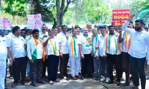 ಹಾಸನ | ಪ್ರಜ್ವಲ್ ರೇವಣ್ಣ ಬಂಧನಕ್ಕೆ ಆಗ್ರಹಿಸಿ ಕಾಂಗ್ರೆಸ್ ಪಕ್ಷದಿಂದ ಧರಣಿ