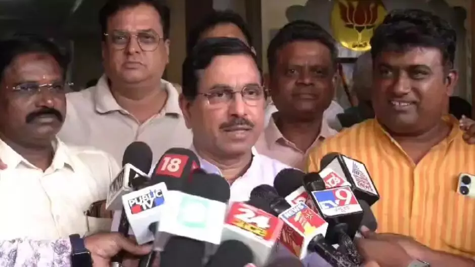 ದಿಂಗಾಲೇಶ್ವರ ಸ್ವಾಮೀಜಿ ಮೇಲೆ ಪ್ರಕರಣ ದಾಖಲಾಗುವಲ್ಲಿ ನನ್ನ ಪಾತ್ರವಿಲ್ಲ : ಪ್ರಹ್ಲಾದ್ ಜೋಶಿ ದಿಂಗಾಲೇಶ್ವರ ಸ್ವಾಮೀಜಿ ಮೇಲೆ ಪ್ರಕರಣ ದಾಖಲಾಗುವಲ್ಲಿ ನನ್ನ ಪಾತ್ರವಿಲ್ಲ : ಪ್ರಹ್ಲಾದ್ ಜೋಶಿ