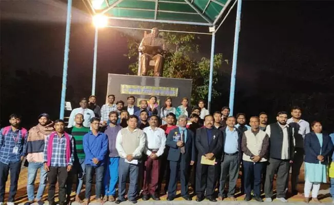 ಅಂಬೇಡ್ಕರ್ ಕೃತಿಗಳ ಬಗ್ಗೆ ವಿವಿ ಕ್ಯಾಂಪಸ್ನಲ್ಲಿ ಚರ್ಚೆ: ದಲಿತ ಶಿಕ್ಷಕರ ವಿರುದ್ಧ ಕ್ರಮ ಅಂಬೇಡ್ಕರ್ ಕೃತಿಗಳ ಬಗ್ಗೆ ವಿವಿ ಕ್ಯಾಂಪಸ್ನಲ್ಲಿ ಚರ್ಚೆ: ದಲಿತ ಶಿಕ್ಷಕರ ವಿರುದ್ಧ ಕ್ರಮ