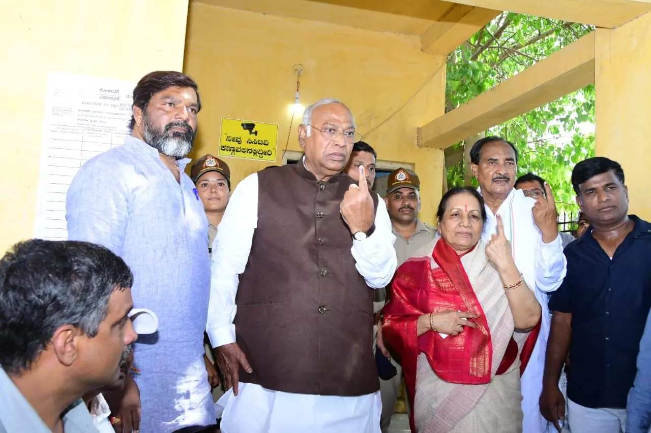 ಎಐಸಿಸಿ ಅಧ್ಯಕ್ಷ ಮಲ್ಲಿಕಾರ್ಜುನ ಖರ್ಗೆ ಕಲಬುರಗಿಯಲ್ಲಿ ಮತದಾನ ಎಐಸಿಸಿ ಅಧ್ಯಕ್ಷ ಮಲ್ಲಿಕಾರ್ಜುನ ಖರ್ಗೆ ಕಲಬುರಗಿಯಲ್ಲಿ ಮತದಾನ